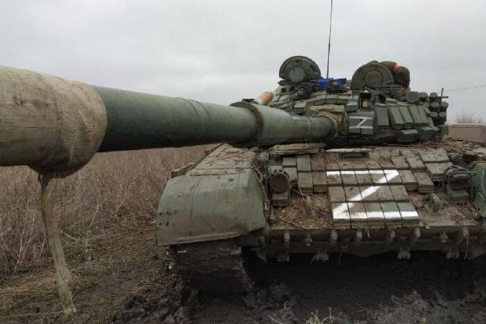 Окупанти з танків обстріляли село на Херсонщині: є загиблий та поранена
