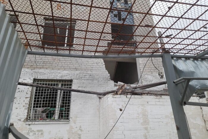 Херсон: россияне обстреляли здание СИЗО (фото)
