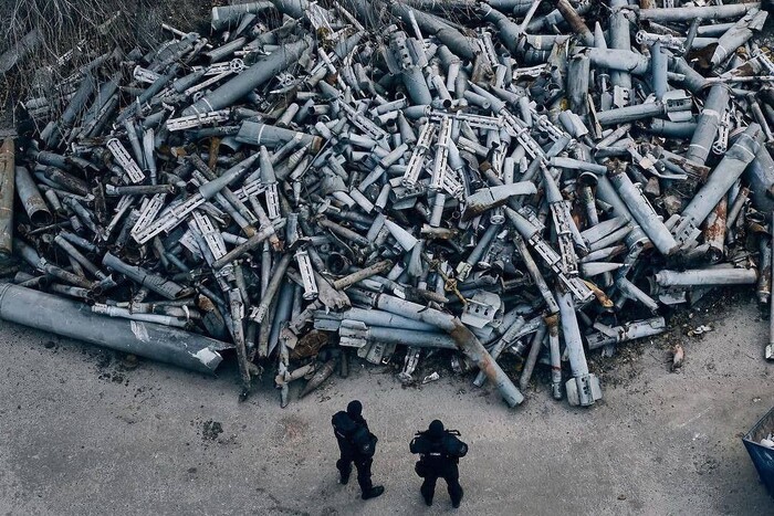Фото дня: снаряди, яким рашисти засипали Харків, вразили світ 