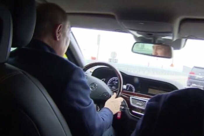 Кулеба висміяв Путіна за поїздку по Кримському мосту (відео)