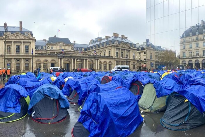 Понад 300 неповнолітніх мігрантів розбили наметовий табір біля Лувра (фото)
