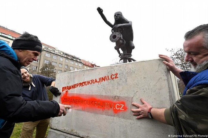 У Празі з'явилася скульптура у вигляді Путіна-щура, що перекриває газову трубу (фото) 