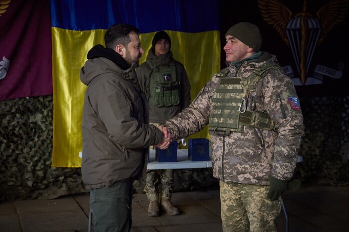 Зеленський на Донбасі вручив захисникам державні нагороди (фото, відео)   