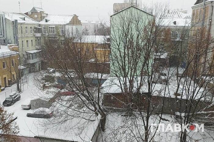 Київ рясно засипало снігом (фото)