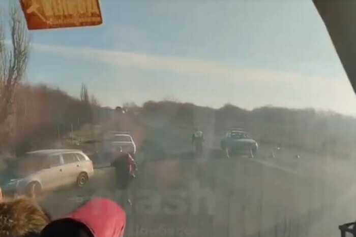 В «ДНР» грузовик российских оккупантов раздавил маршрутку: много погибших (видео)