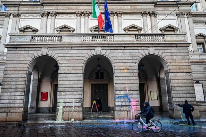 В Італії екоактивісти облили фарбою будівлю «Ла Скала», де пройде показ «Бориса Годунова» (фото)