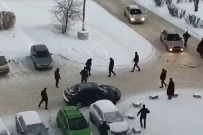 У Росії бізнесмени влаштували посеред вулиці стрілянину в стилі 90-х (відео)  