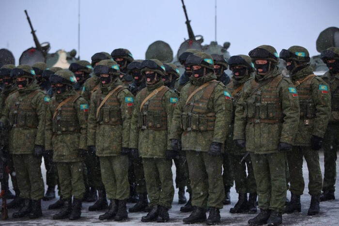 Білорусь переміщує війська вздовж кордону та оголосила про навчання