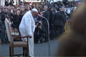 Папа Римський розплакався під час молитви за Україну (відео)