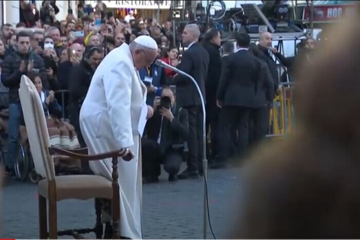 Папа Римский расплакался во время молитвы за Украину (видео)