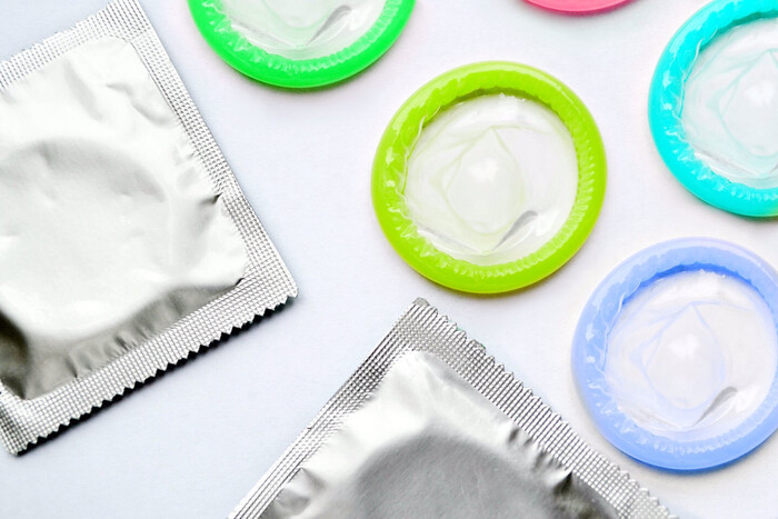 Безкоштовні презервативи. Макрон оголосив нову реформу