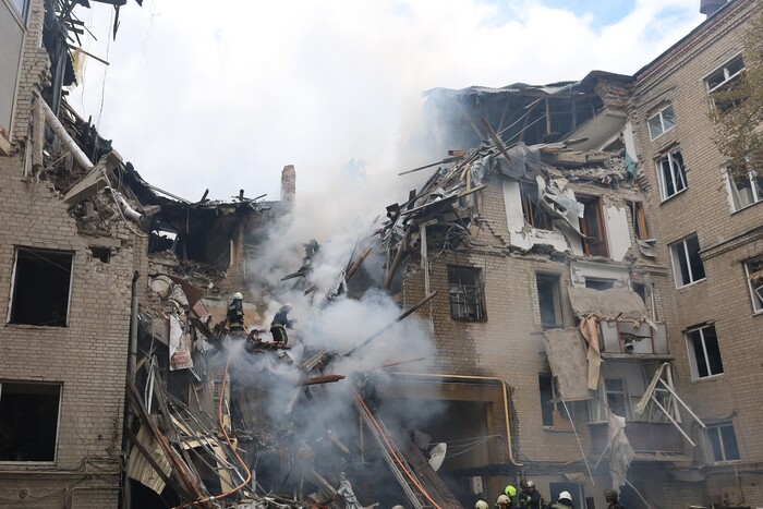 Окупанти вдарили по Херсону: ракета потрапила у житловий будинок (відео)