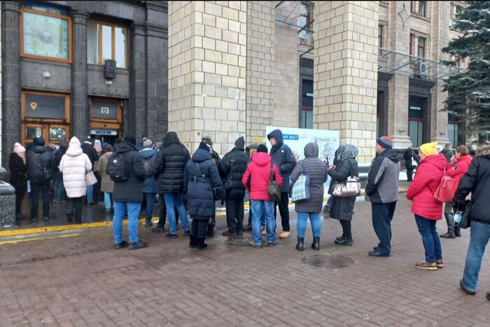 У Києві аншлаг біля Головпоштампу: почався продаж марок про Херсон (фото)
