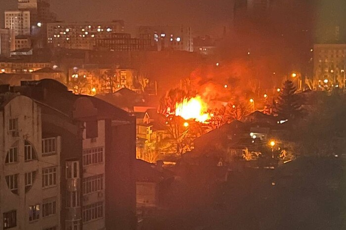 Місто у вогні. Окупований Донецьк потрапив під обстріл (фото, відео)