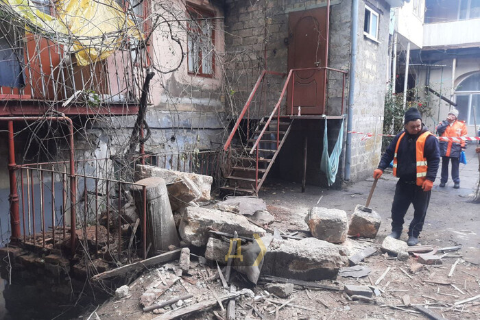 У будинку в центрі Одеси обвалилася стеля, заблокувавши мешканців (фото)