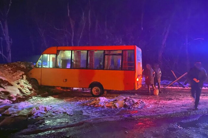 На Чернігівщині маршрутка врізалась у блокпост: є постраждалі