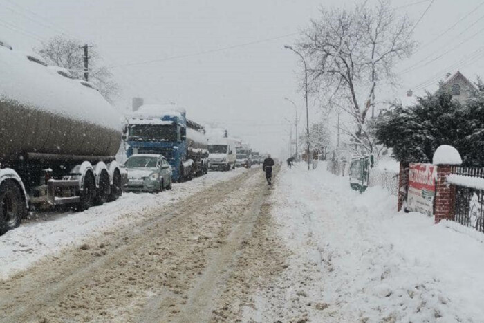 Негода скувала рух на західному кордоні Україні (фото)