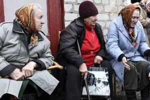 Обіцяють по 10 тис. рублів: на захоплених територіях окупанти схиляють пенсіонерів до співпраці