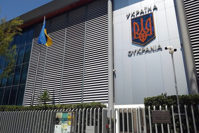 Ще одне посольство України за кордоном отримало закривавлений пакунок