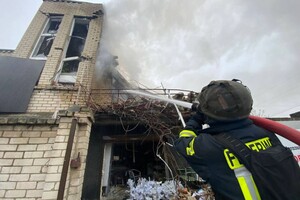 Росіяни атакували житловий будинок у Херсоні: пошкоджені електромережі