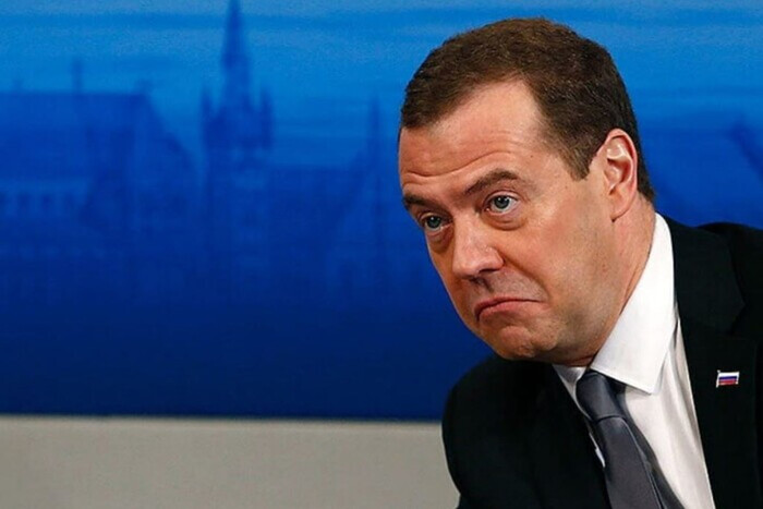 Медведев пожаловался, как сложно России и перечислил места, где прячутся ее враги