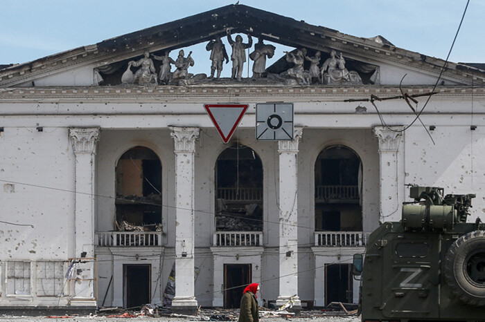 Драмтеатр у Маріуполі, де окупанти вбили сотні людей, затягнули Пушкіним (фото)