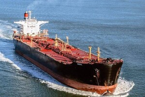 Флотилія танкерів курсує через Суецький канал для доставки нафти до Індії та Китаю