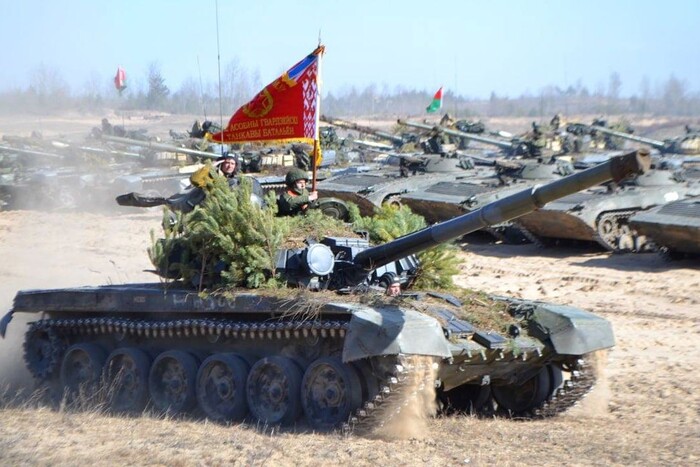 Білорусь демонстративно «перевіряє боєготовність» армії на кордоні: реакція України 