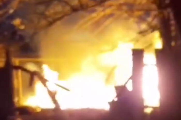 Рашисти обстрілюють Херсон: у місті спалахнула масштабна пожежа (відео)
