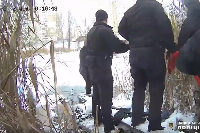У Києві спецпризначенці врятували жінку зі псом, які провалилися під лід (відео) 