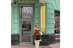 Дружині Віктора Павлика прилетіло за «рекламу» скандального закладу Києва