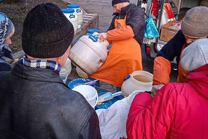 У Маріуполі сотні людей годинами в чергах чекають на теплу їжу (фото)