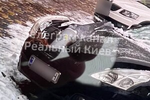 На Київщині уламок збитої ворожої ракети застряг в автівці (фото)