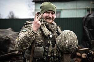 Український військовий показує знак перемоги, 3 березня, на північний схід від Києва