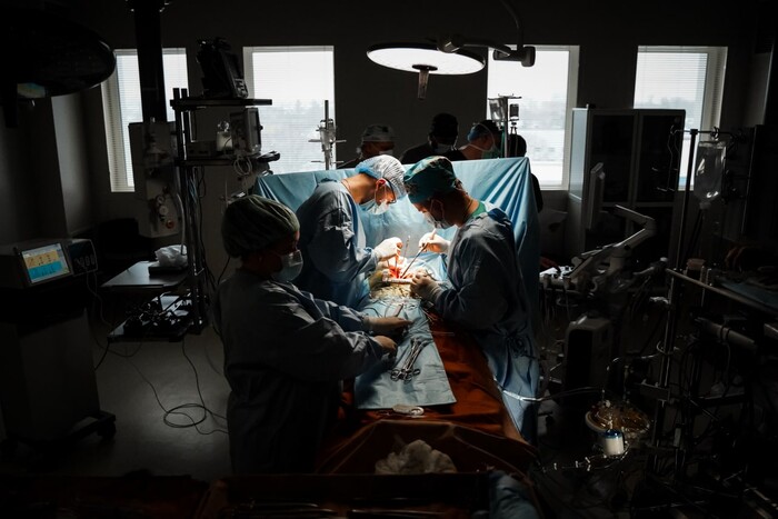 У Полтаві хірурги провели унікальну операцію на серці під час блекауту