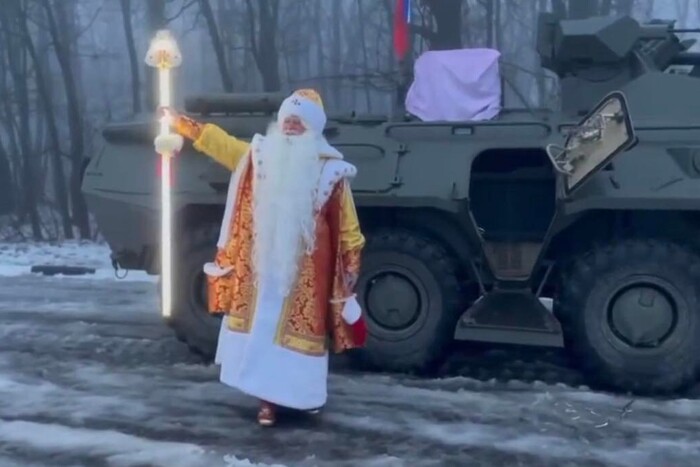 До дітей у російському Бєлгороді Дід Мороз приїхав на БТРі (відео)