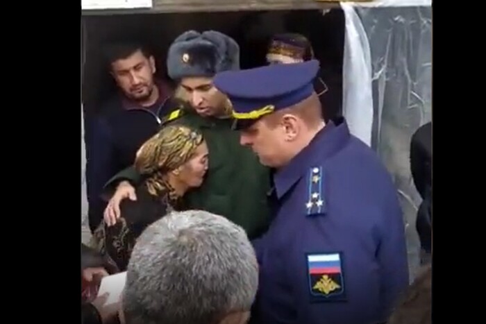 Мать рыдает, а русский военный поздравляет ее с гибелью сына