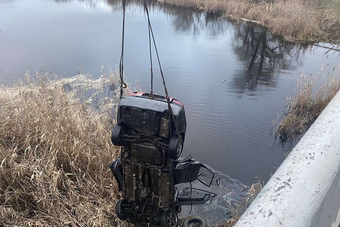 На Миколаївщині автомобіль впав з мосту: п'ятеро загиблих (фото)