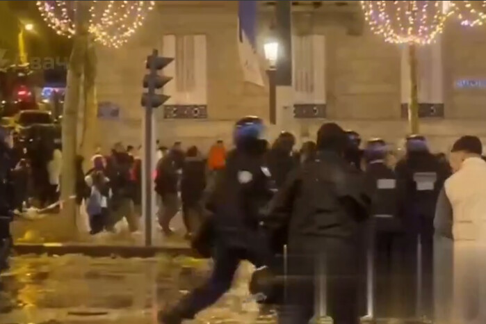 У центрі Парижа почалися заворушення через поразку збірної Франції (відео)