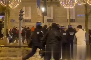У центрі Парижа почалися заворушення через поразку збірної Франції (відео)