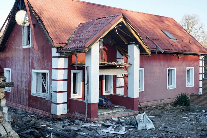 Атака дронів на Київщину: безпілотник упав на подвір'я пенсіонерів (фото)