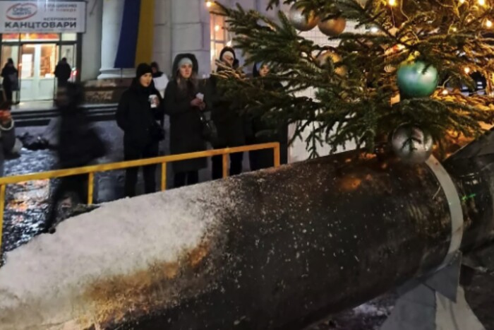 У Хмельницькому встановили ялинку на уламку російської ракети (фото, відео)