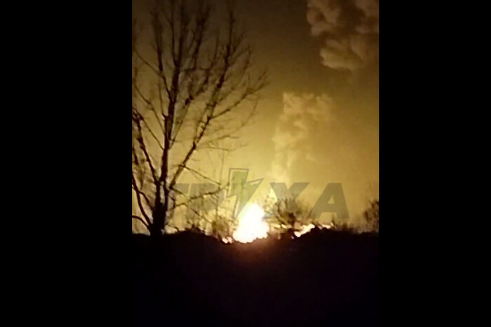 На Харківщині пролунали потужні вибухи та спалахнула пожежа (відео)