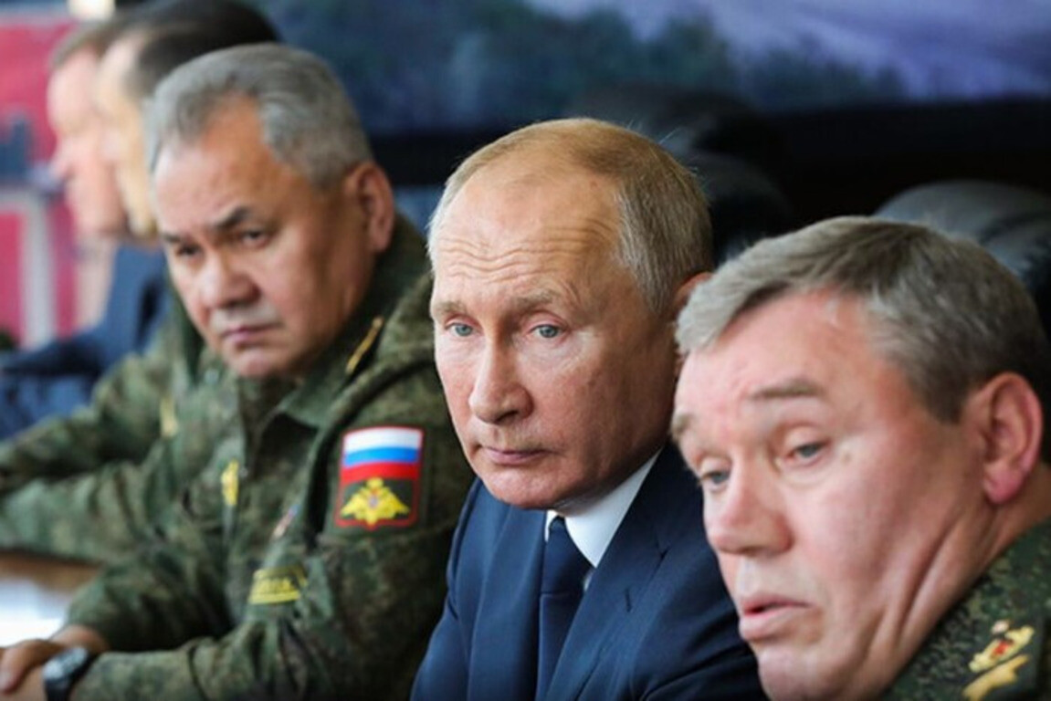 Британская разведка назвала цель постановочной встречи Путина с военным руководством