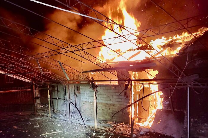 Понівечені будинки та автівки. Окупанти з «Градів» атакували Дніпропетровщину (фото)