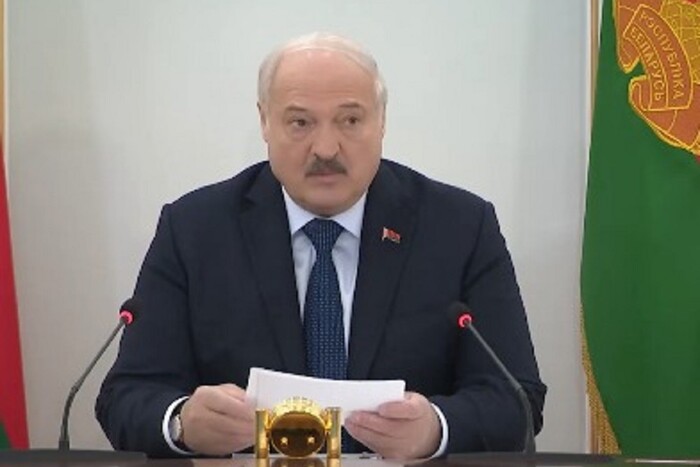 Лукашенко розказав, чому стягує армію на кордон з Україною