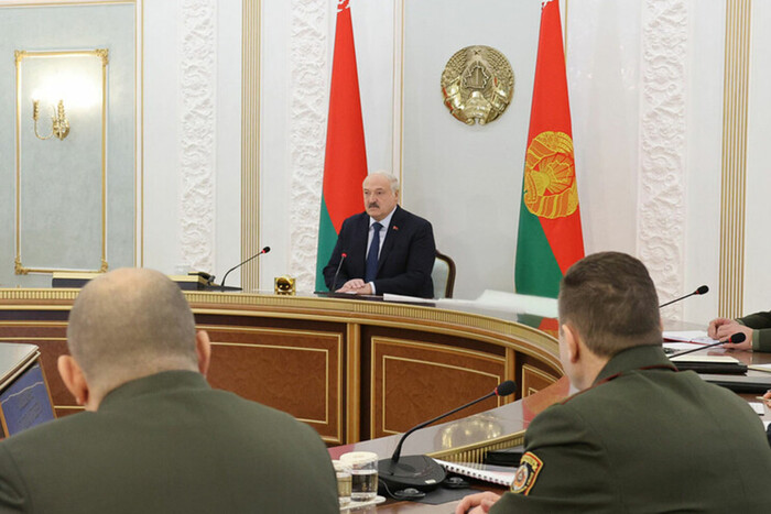 Лукашенко рассказал, почему стягивает армию на границу с Украиной