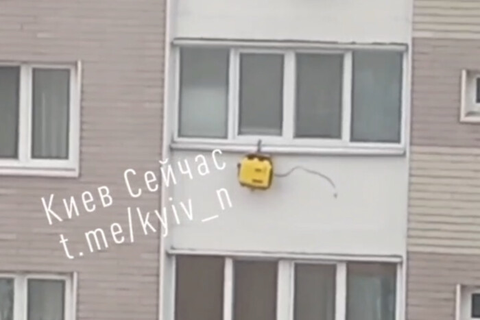 Кияни повісили генератор на балконі багатоповерхівки (відео)