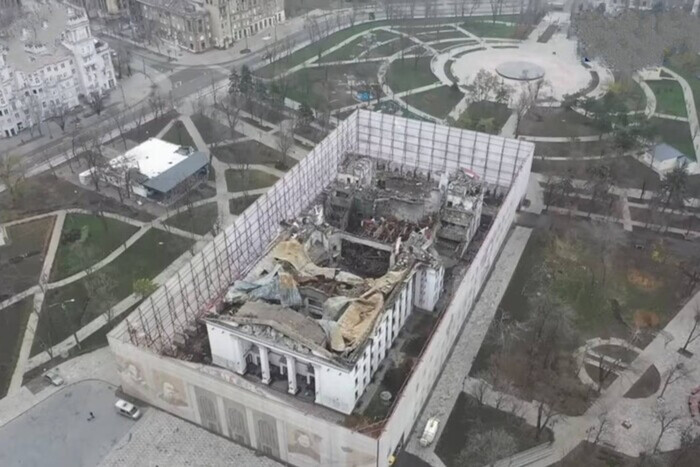 Оккупанты в Мариуполе начали сносить здание Драмтеатра (видео)
