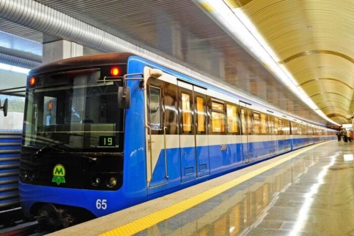 Метро у Києві працює з обмеженнями: пасажир потрапив під поїзд